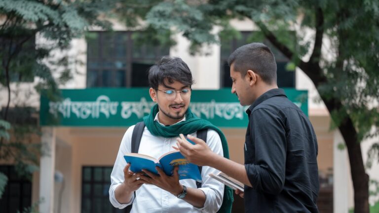 সম্প্রতি পড়া একটি বই নিয়ে দুই বন্ধুর মধ্যে সংলাপ